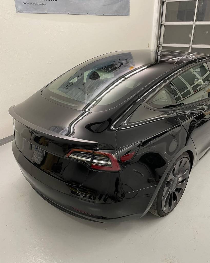 Tesla Model 3 Heckansicht nach Verkaufsaufbereitung Lackpolitur & Versiegelung in München