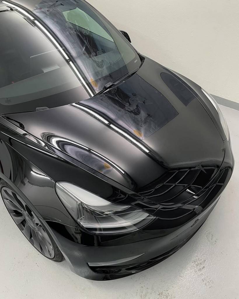Tesla Model 3 nach professioneller Fahrzeugaufbereitung Lackpolitur und Versiegelung in München